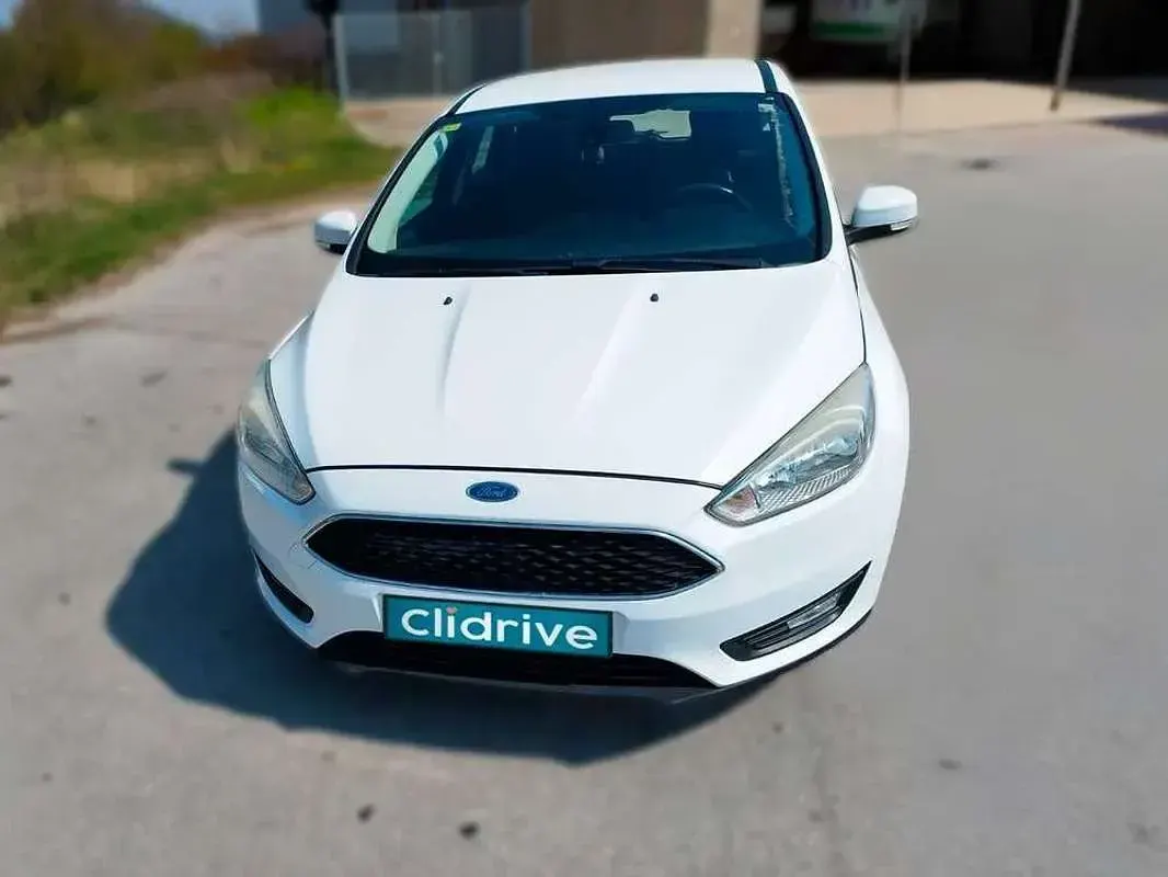 Begagnad Ford Focus Trend 90 HK (66 kW) 2015 Vit Halvkombi