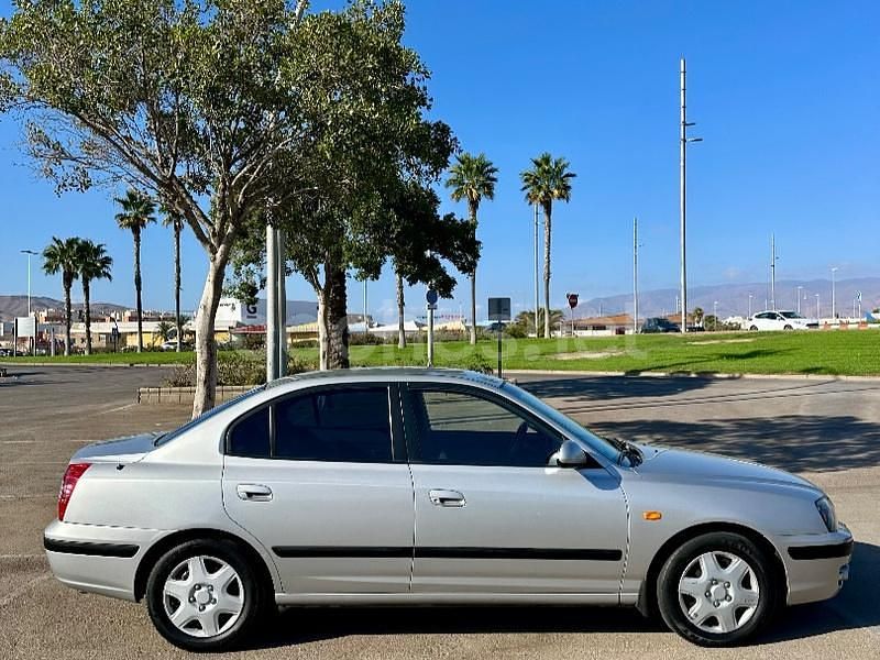 Usado Hyundai Elantra Style 112 CV (82 kW) 2004 Gris / plata Berlina