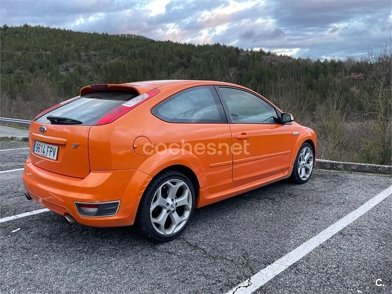 Usado Ford Focus ST 225 CV (165 kW) 2007 Naranja Berlina