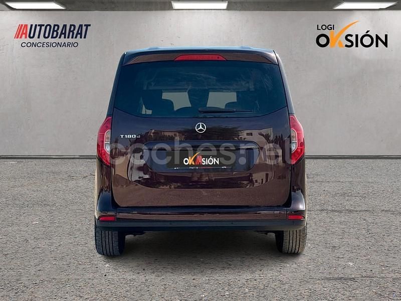 Usado Mercedes T180 116 CV (85 kW) 2023 Granate Monovolumen