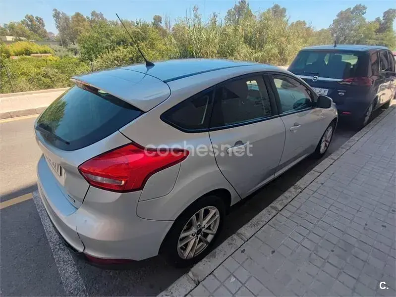 Usado Ford Focus Trend 125 CV (91 kW) 2017 Gris / plata Berlina