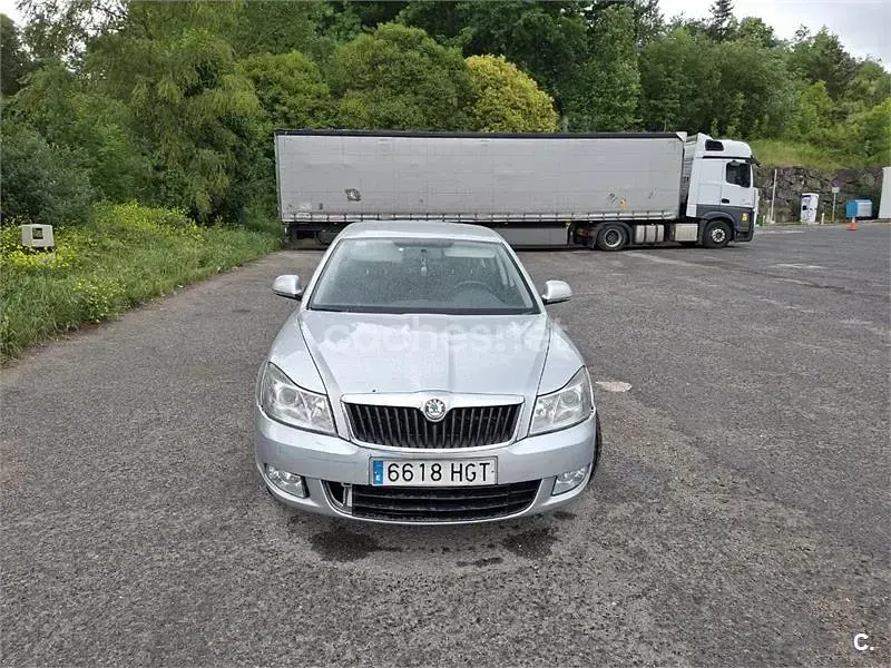 Usado Skoda Octavia Ambition 105 CV (77 kW) 2011 Gris / plata Berlina