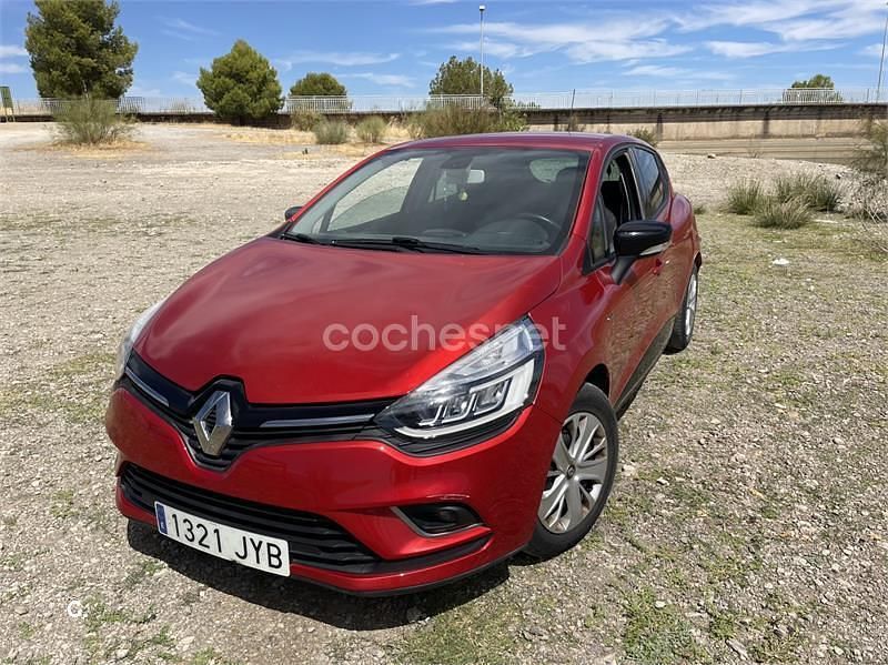Usado Renault Clio GrandTour LIMITED 75 CV (55 kW) 2017 Rojo Familiar