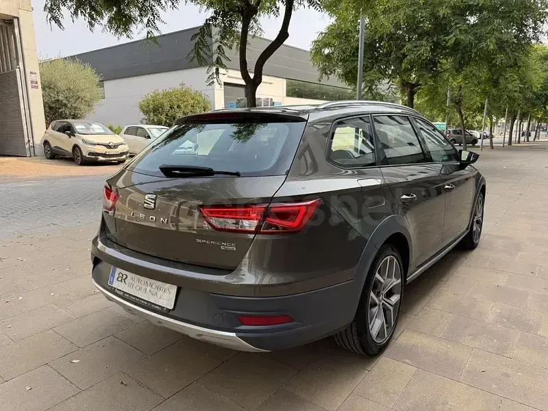 Usado Seat Leon 4Drive 150 CV (110 kW) 2015 Marrón Familiar