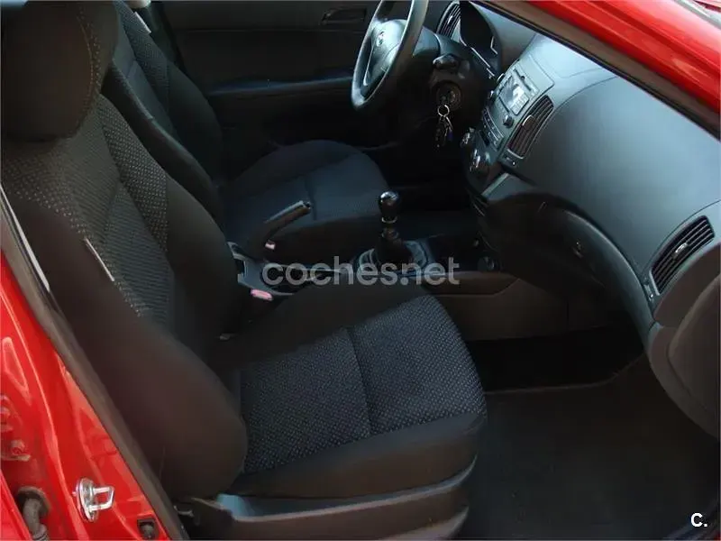 Usado Hyundai i30 Comfort 90 CV (66 kW) 2010 Rojo Berlina
