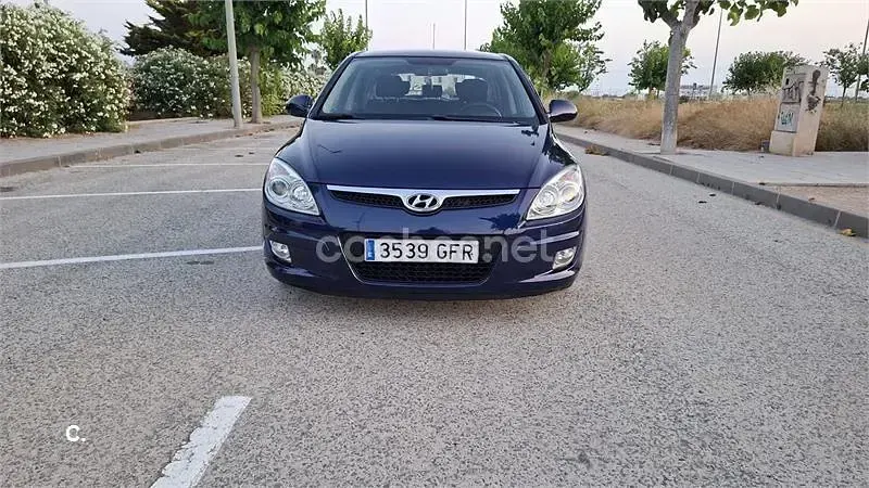 Usado Hyundai i30 Comfort 90 CV (66 kW) 2008 Negro Berlina