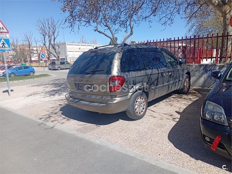 Usado Chrysler Voyager 140 CV (102 kW) 2005 Beige Monovolumen