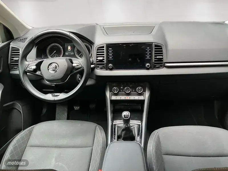 Usado Skoda Karoq Ambition 110 CV (80 kW) 2022 Gris / plateado SUV