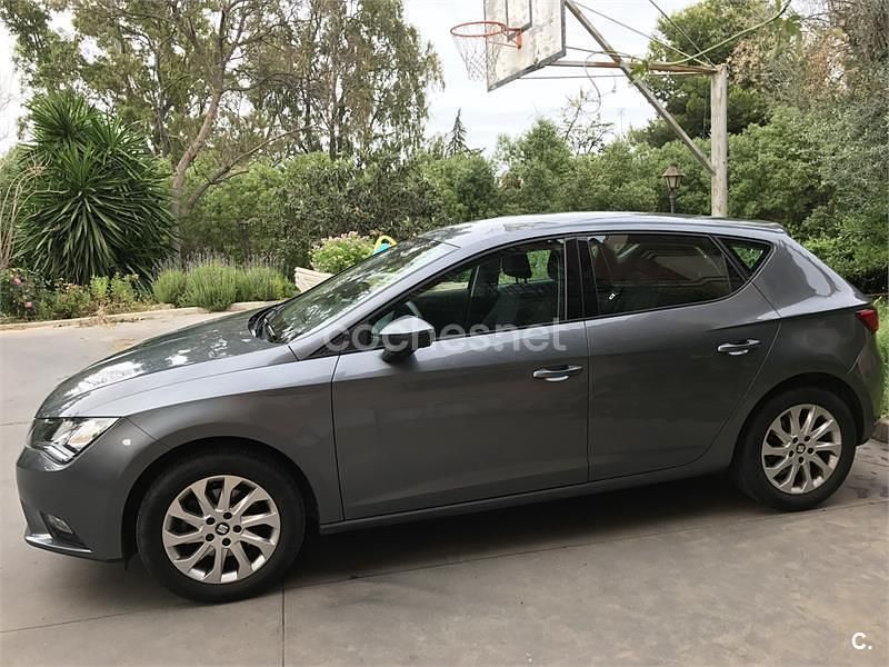 Usado Seat Leon Style 105 CV (77 kW) 2013 Gris / plata Berlina