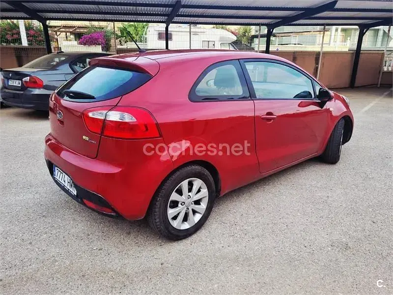 Usado Kia Rio 109 CV (80 kW) 2013 Rojo Berlina