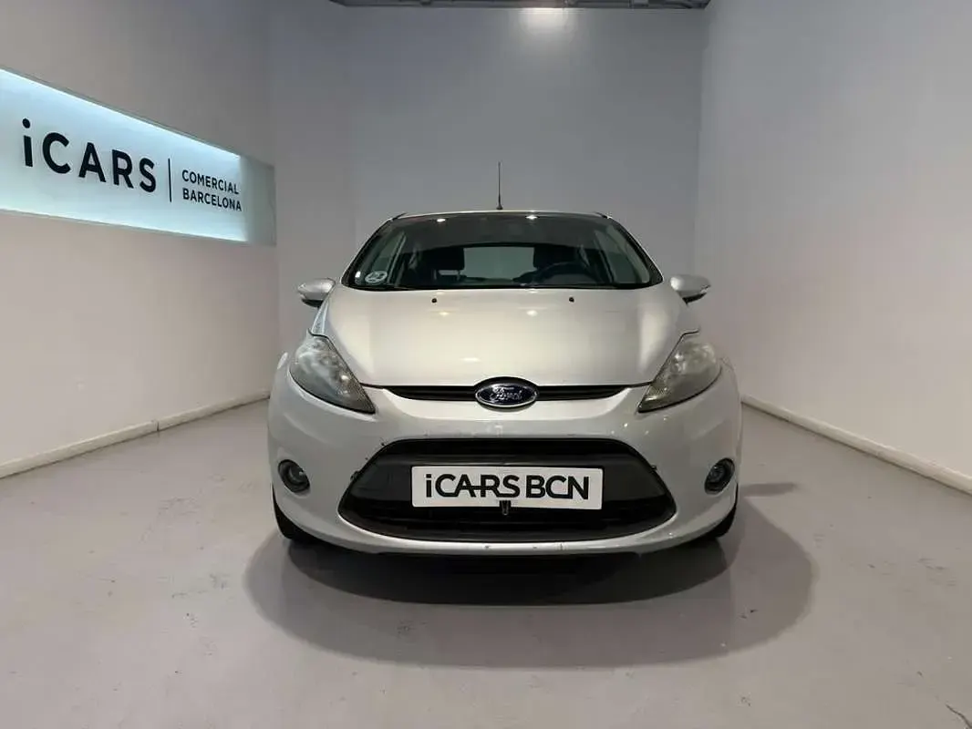 Usado Ford Fiesta Trend 90 CV (66 kW) 2010 Gris Utilitario