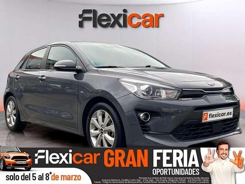 Usado Kia Rio 101 CV (74 kW) 2021 Gris Berlina