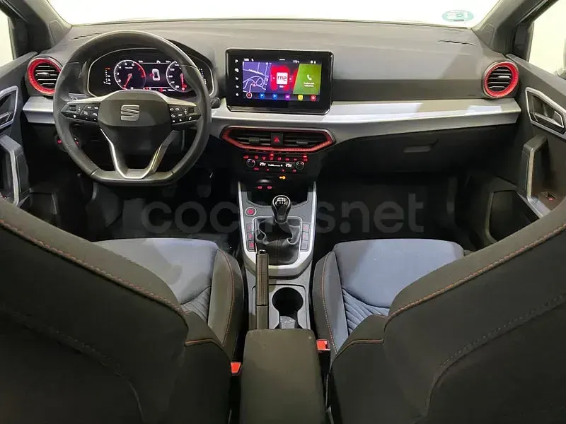 Usado Seat Arona FR 115 CV (84 kW) 2025 Gris / plata SUV