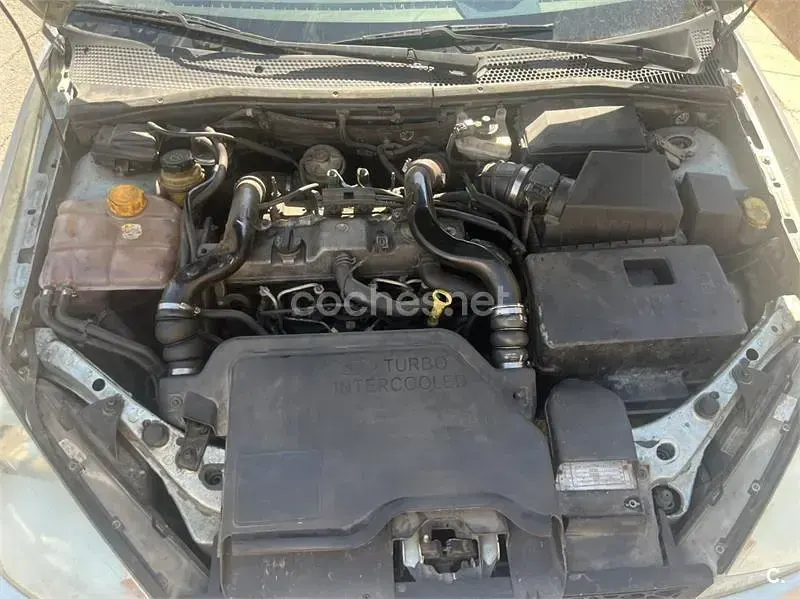 Usado Ford Focus Trend 100 CV (73 kW) 2004 Gris / plata Berlina