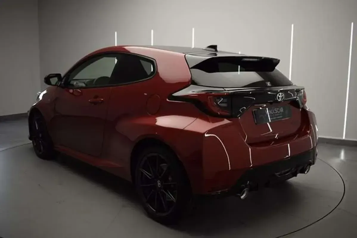 Usado Toyota Yaris 261 CV (191 kW) 2023 Rojo Utilitario