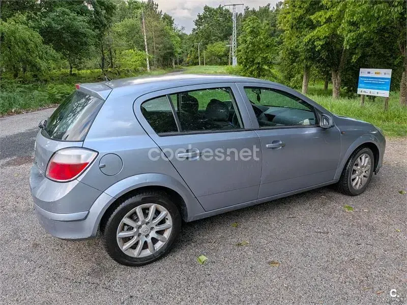 Usado Opel Astra Cosmo 100 CV (73 kW) 2005 Gris / plata Berlina