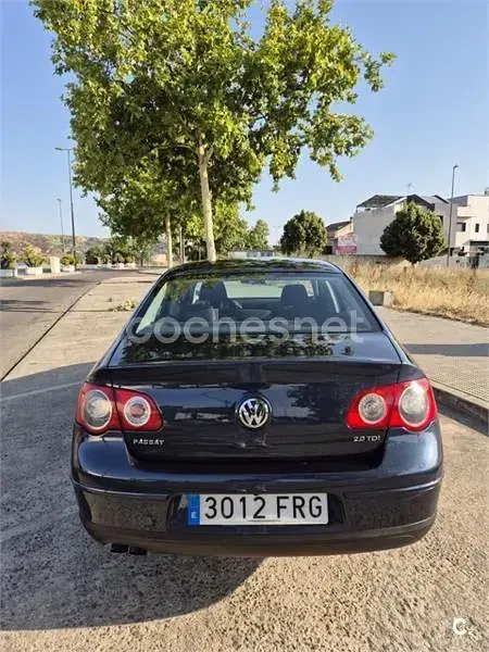 Usado VW Passat Trendline 140 CV (102 kW) 2007 Azul Berlina