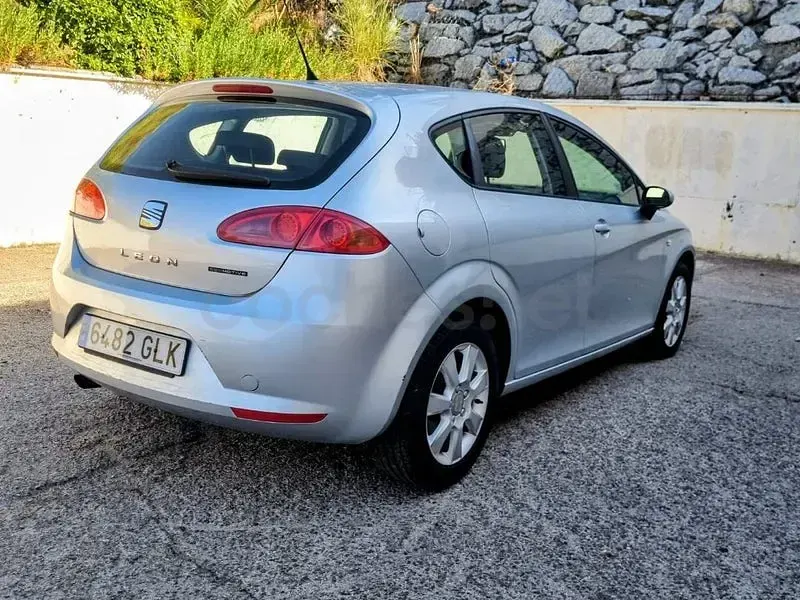 Usado Seat Leon Style 105 CV (77 kW) 2010 Gris / plata Utilitario