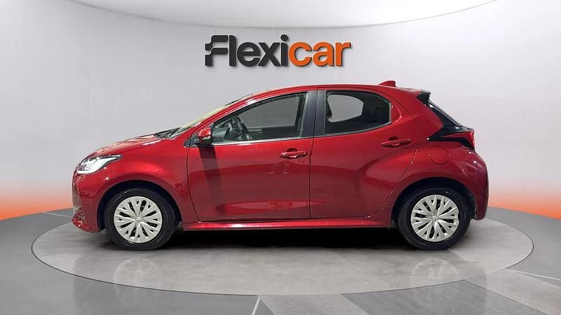 Usado Toyota Yaris Hybrid Active 116 CV (85 kW) 2023 Rojo Utilitario