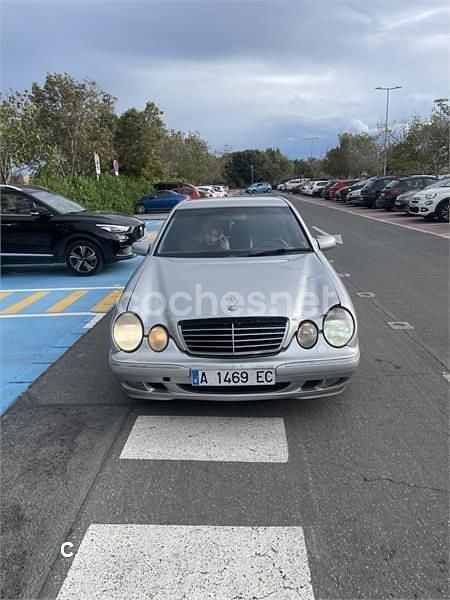 Usado Mercedes E320 Avantgarde 197 CV (144 kW) 2000 Gris / plata Berlina
