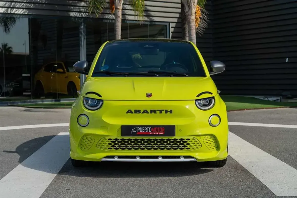 Usado Abarth 500C Scorpionissima 113 kW (154 CV) 2023 Amarillo Descapotable