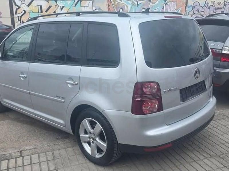 Usado VW Touran Advance 105 CV (77 kW) 2009 Gris / plata Monovolumen