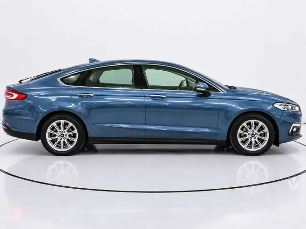 Usado Ford Mondeo Trend 120 CV (88 kW) 2021 Azul Berlina
