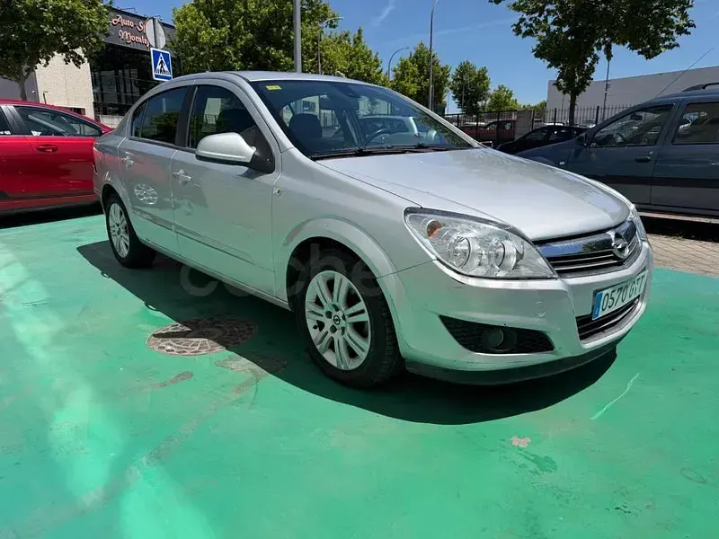 Usado Opel Astra Edition 100 CV (73 kW) 2009 Gris / plata Berlina