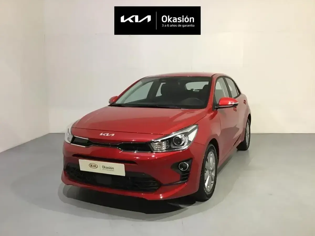 Usado Kia Rio 120 CV (88 kW) 2022 Rojo Berlina