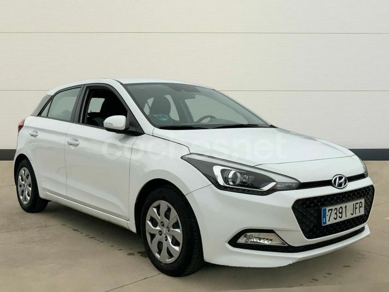 Blanco Usado 2015 Hyundai i20 Berlina | 9500 € (Precio justo) - Imagen 1/4