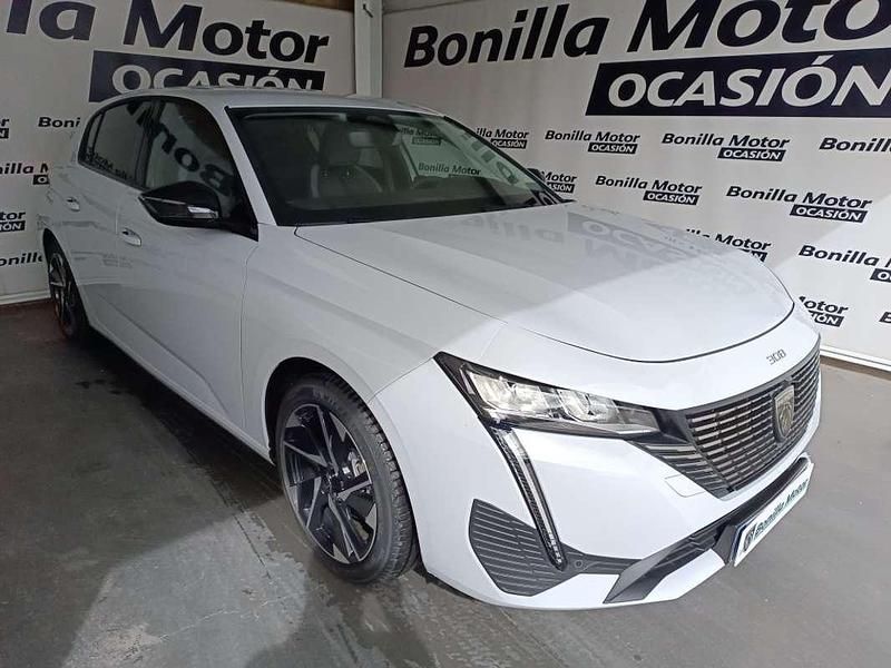 Używany Peugeot 308 Allure 131 KM (96 kW) 2025 Biały Sedan/Limuzyna