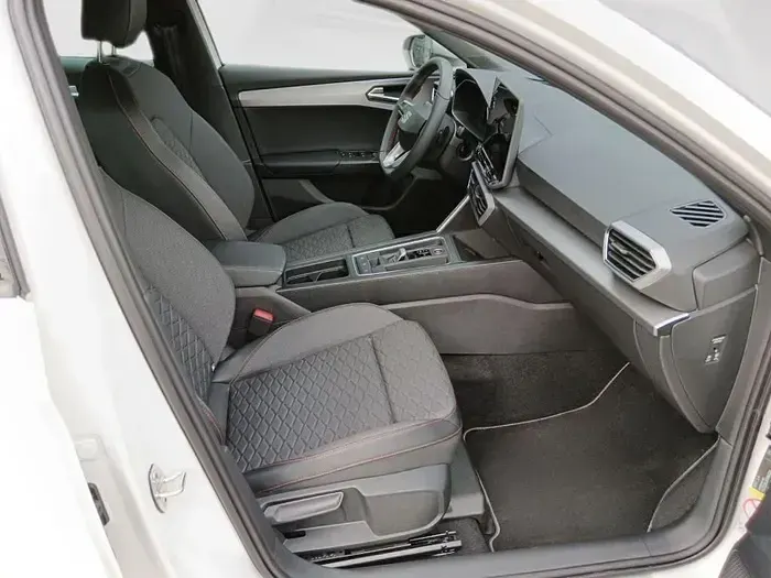 Usado Seat Leon FR 116 CV (85 kW) 2025 Blanco