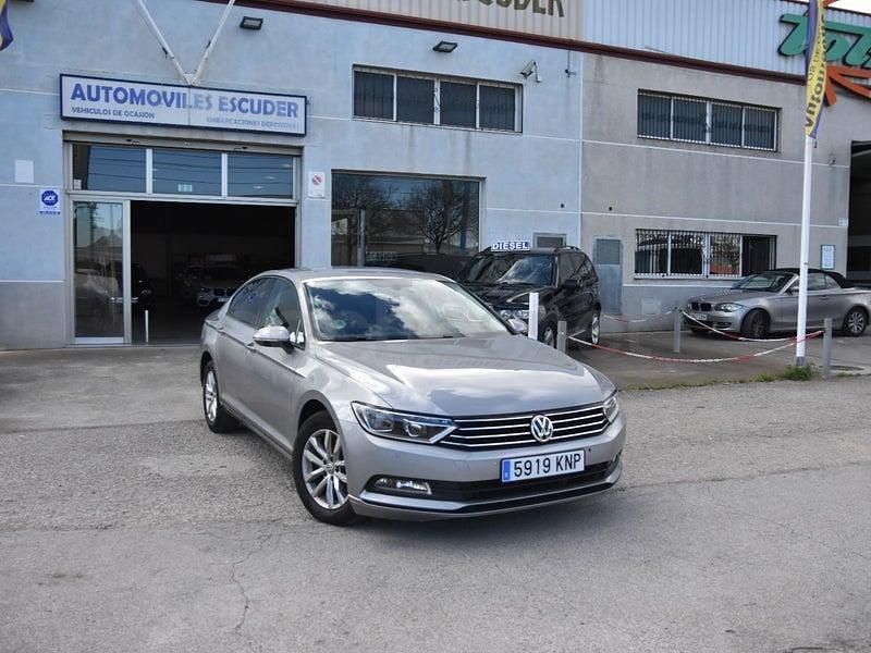 Gris / plata Usado 2018 VW Passat Edition Berlina | 13.200 € (Precio justo) - Imagen 1/4