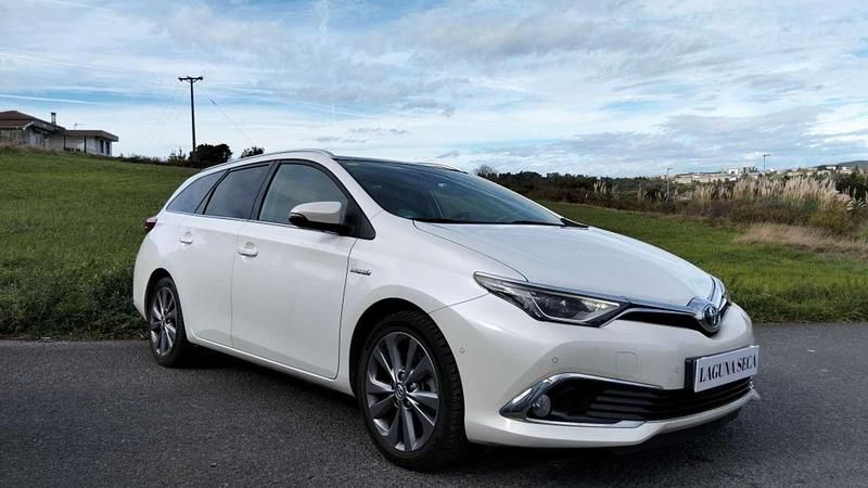 Usado Toyota Auris Touring Sports Active 136 CV (100 kW) 2015 Blanco Familiar