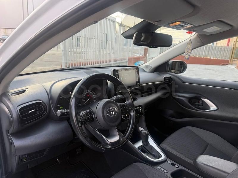 Usado Toyota Yaris Hybrid Plus 116 CV (85 kW) 2022 Blanco Berlina