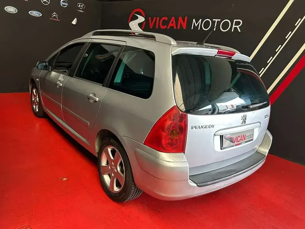 Usado Peugeot 307 110 CV (80 kW) 2005 Plateado Familiar