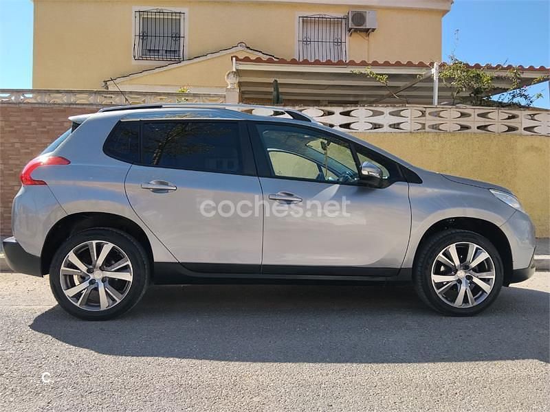 Usado Peugeot 2008 Active 82 CV (60 kW) 2015 Gris / plata SUV