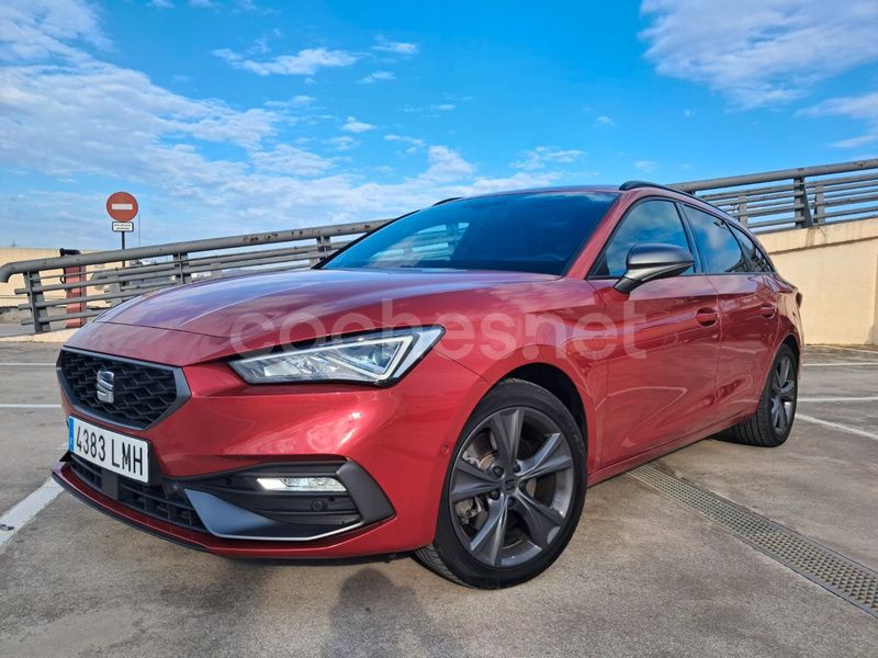 Granate Usado 2021 Seat Leon FR Familiar | 18.990 € (Precio justo) - Imagen 1/4