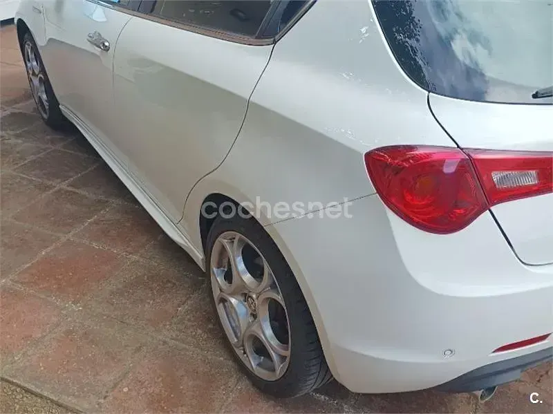 Usado Alfa Romeo Giulietta Distinctive 140 CV (102 kW) 2011 Blanco Utilitario