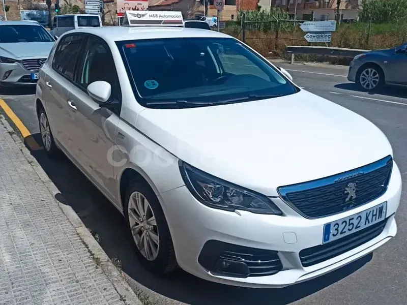 Usado Peugeot 308 Style 100 CV (73 kW) 2018 Blanco Berlina