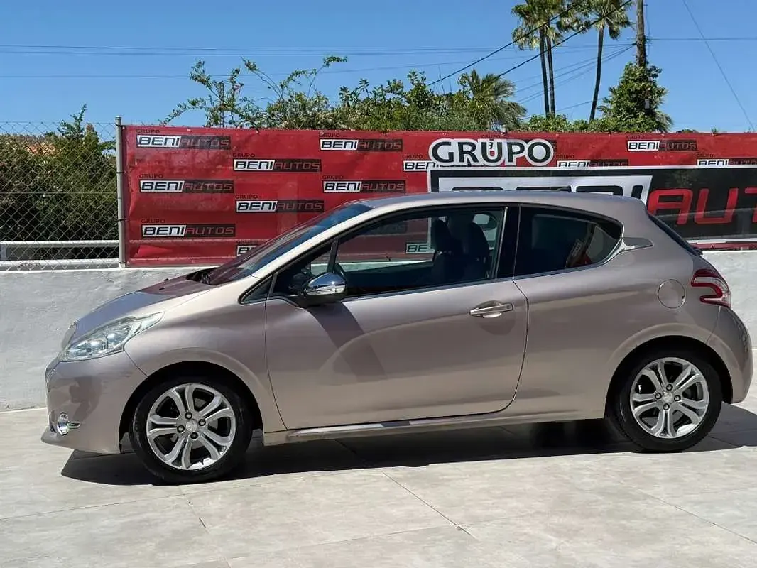 Usado Peugeot 208 Allure 95 CV (69 kW) 2013 Gris Utilitario