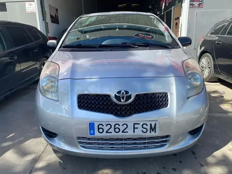 Usado Toyota Yaris Sol 87 CV (63 kW) 2007 Gris / plata Utilitario