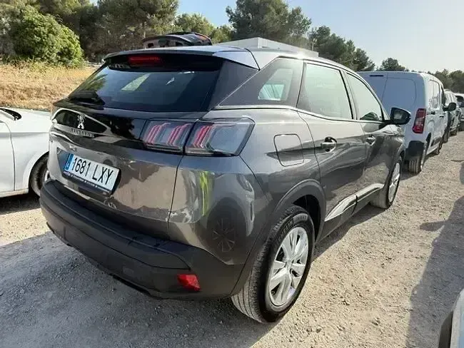 Usado Peugeot 3008 Active 131 CV (96 kW) 2022 Gris SUV