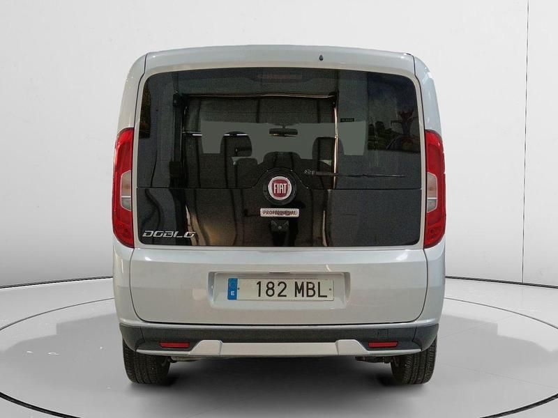 Usado Fiat Doblò Trekking 120 CV (88 kW) 2022 Gris Monovolumen