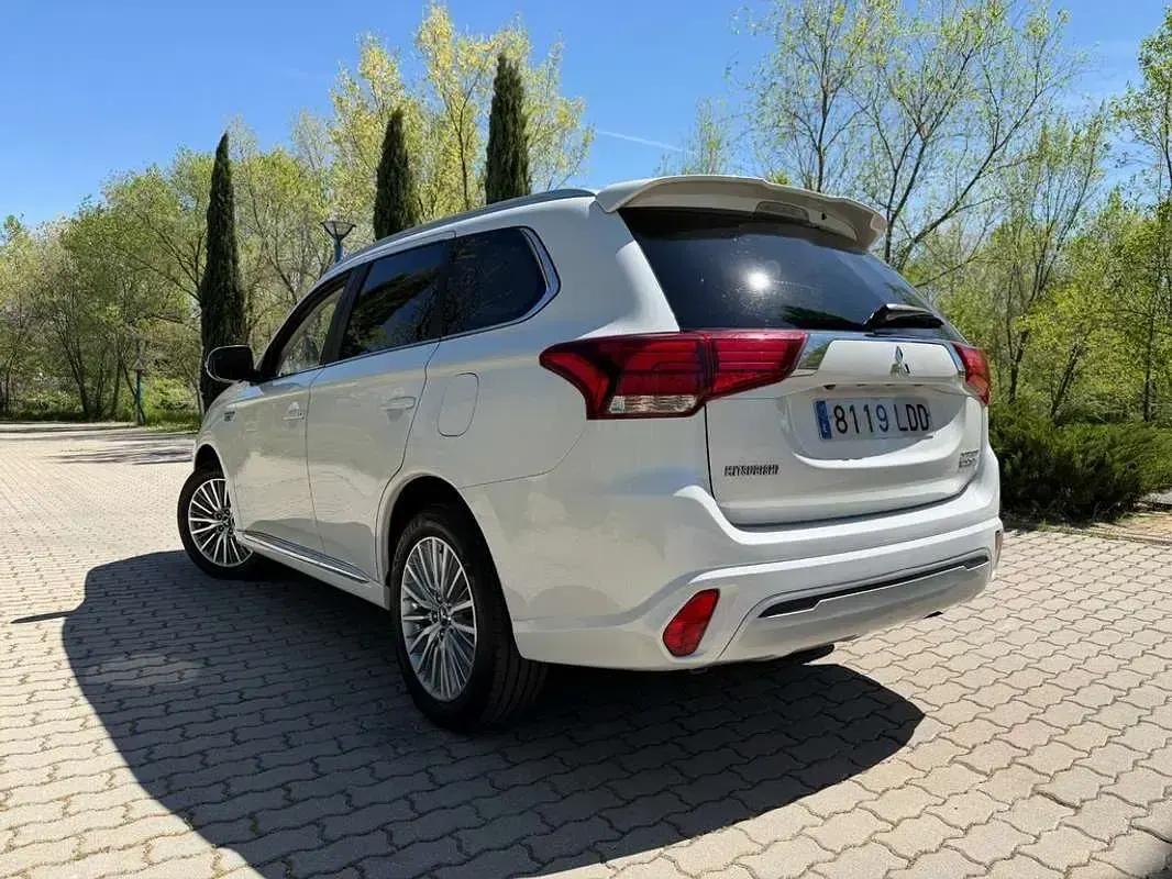 Usado Mitsubishi Outlander P-HEV Motion 224 CV (164 kW) 2020 Blanco SUV