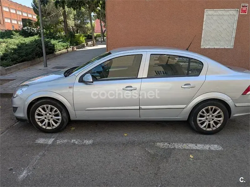Usado Opel Astra Edition 100 CV (73 kW) 2009 Gris / plata Berlina