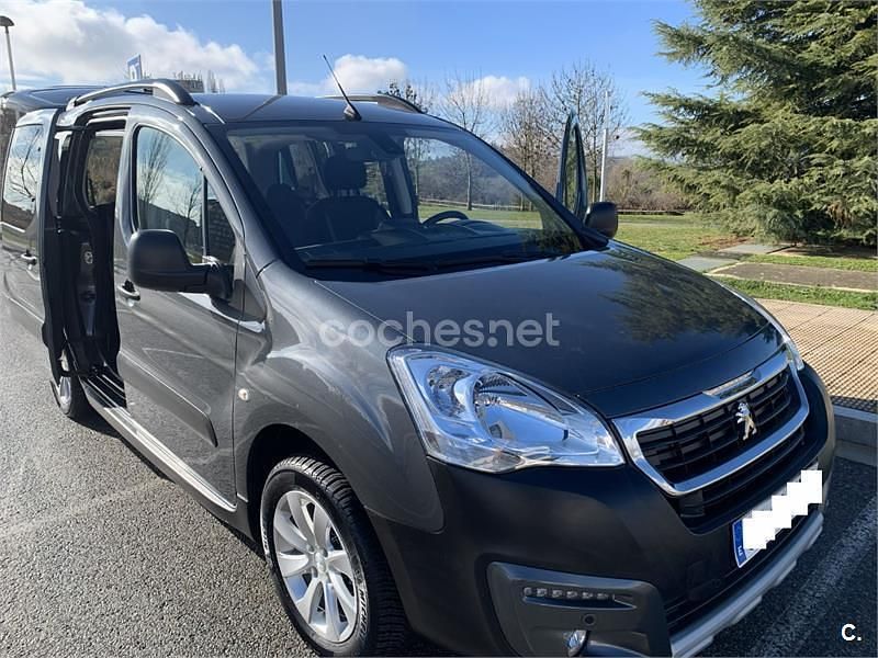 Usado Peugeot Partner Tepee Outdoor 120 CV (88 kW) 2016 Gris / plata Monovolumen