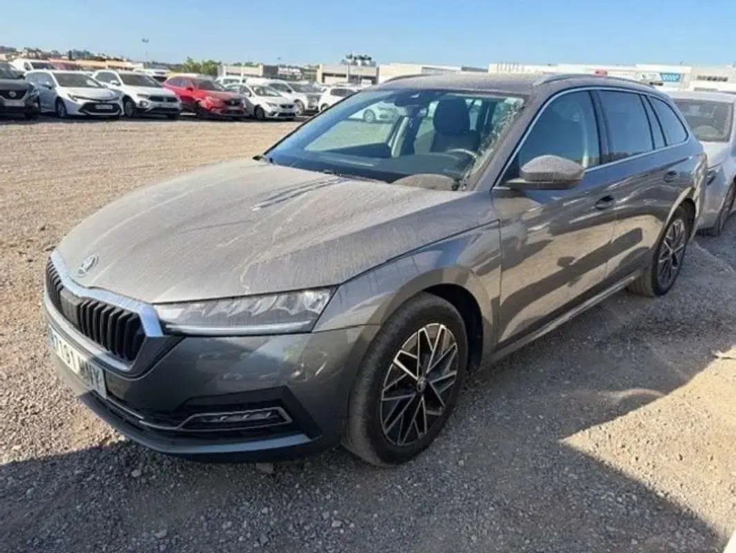 Usado Skoda Octavia Selection 150 CV (110 kW) 2024 Gris Familiar