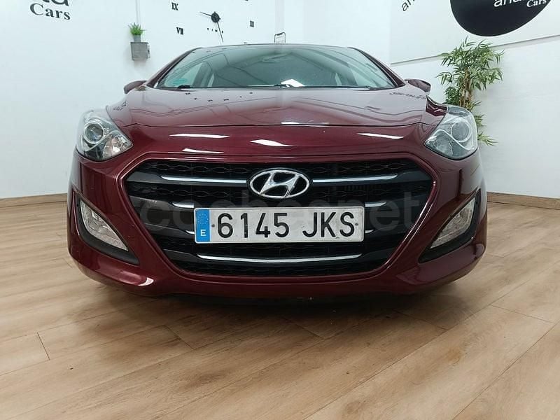 Usado Hyundai i30 90 CV (66 kW) 2016 Granate Berlina