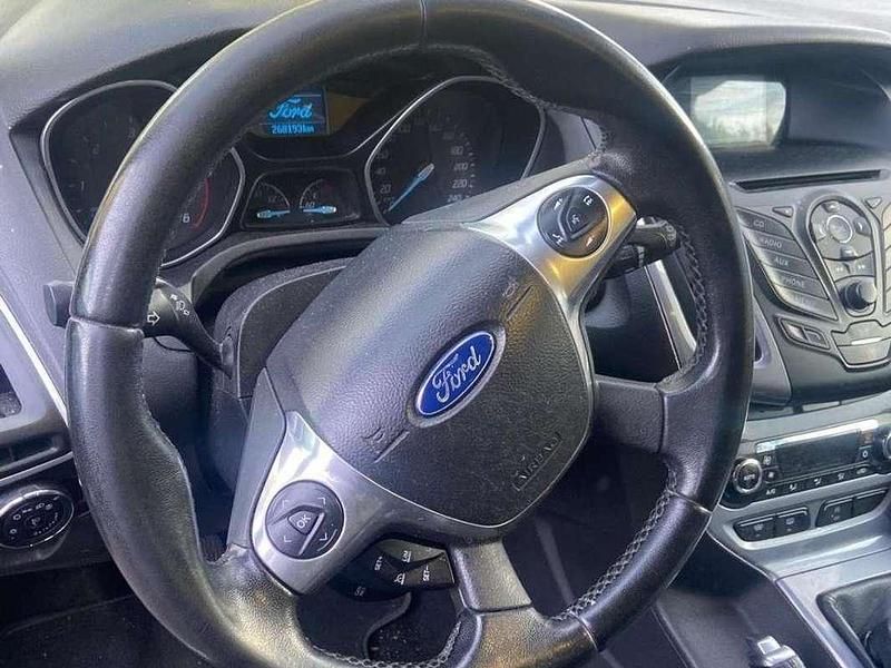 Usado Ford Focus Trend 116 CV (85 kW) 2013 Gris Berlina
